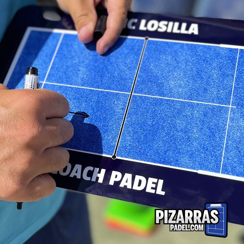 Pizarra táctica de pádel personalizada con el nombre del entrenador, dibujando una jugada