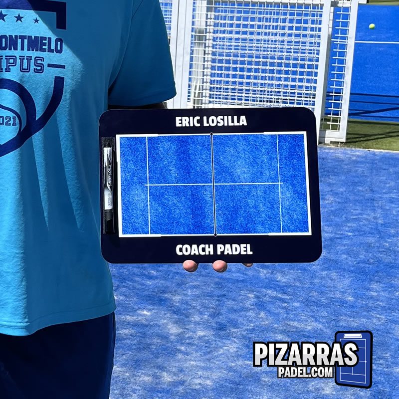 Entrenador de pádel con su pizarra táctica personalizada en la pista